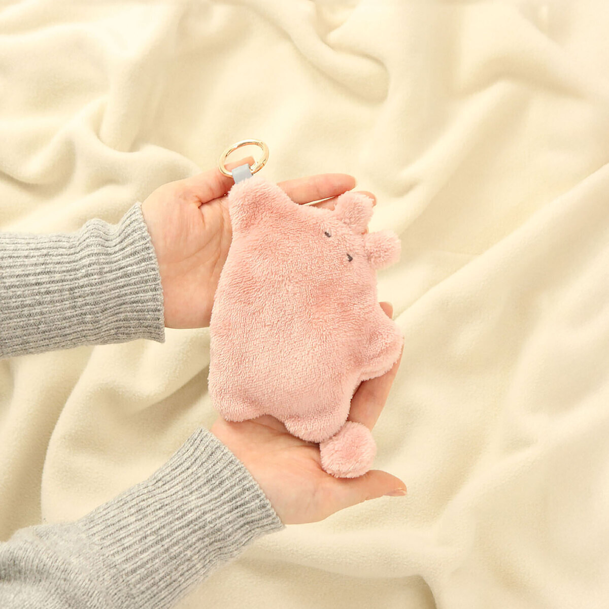 優しいピンク色のうさぎをモチーフにした「どうぶつエコカイロ うさふぃ」。お部屋のインテリアとしても可愛らしく、女性や友人への実用的でおしゃれな名入れ誕生日プレゼントとして喜ばれます。